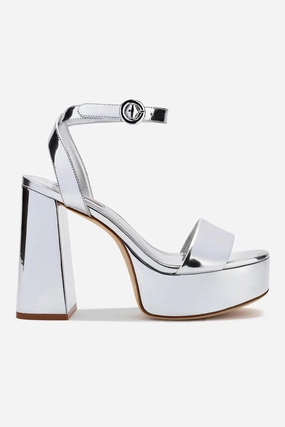Stylish Adventure Footwear Trail Ready Dolly Sandal In Silver Specchio Adjustable buckle system