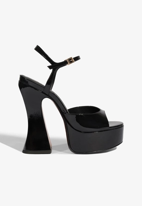 Statement Look Luma Patent Sandal