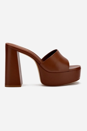 Soft Finish Comfy Travel Flats Modern Heels Dolly Mule In Caramel Leather