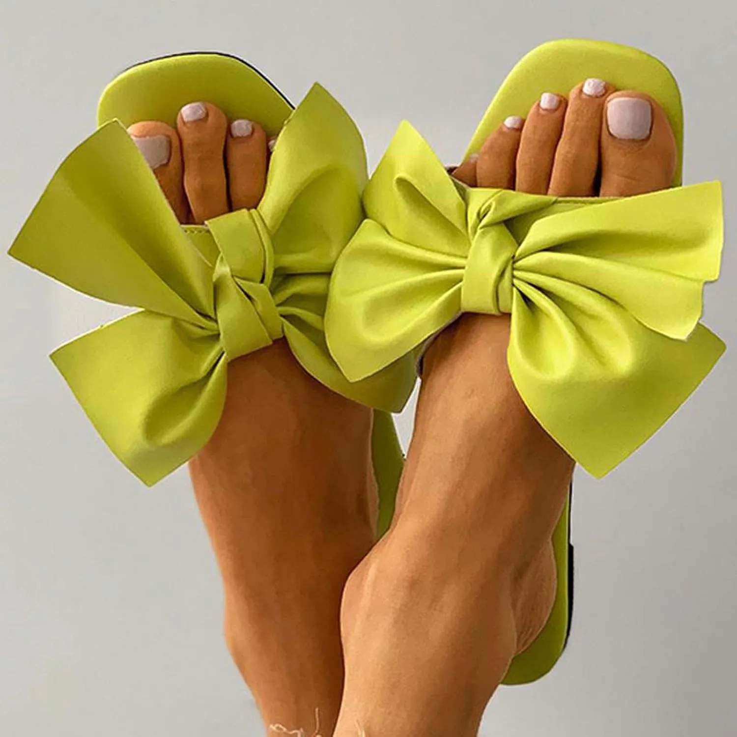 oiangi Womens Slip on Bow Sandals Flat Slippers Casual Open Toe Beach Shoes Summer Lightweight Comfortable Ladies Slides Sandals Flip Flops