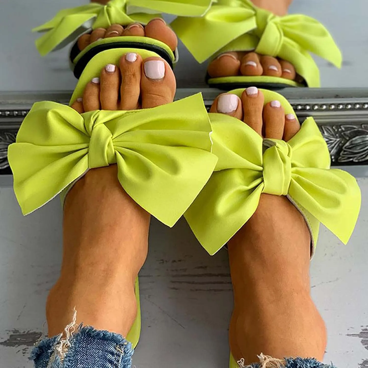 oiangi Womens Slip on Bow Sandals Flat Slippers Casual Open Toe Beach Shoes Summer Lightweight Comfortable Ladies Slides Sandals Flip Flops