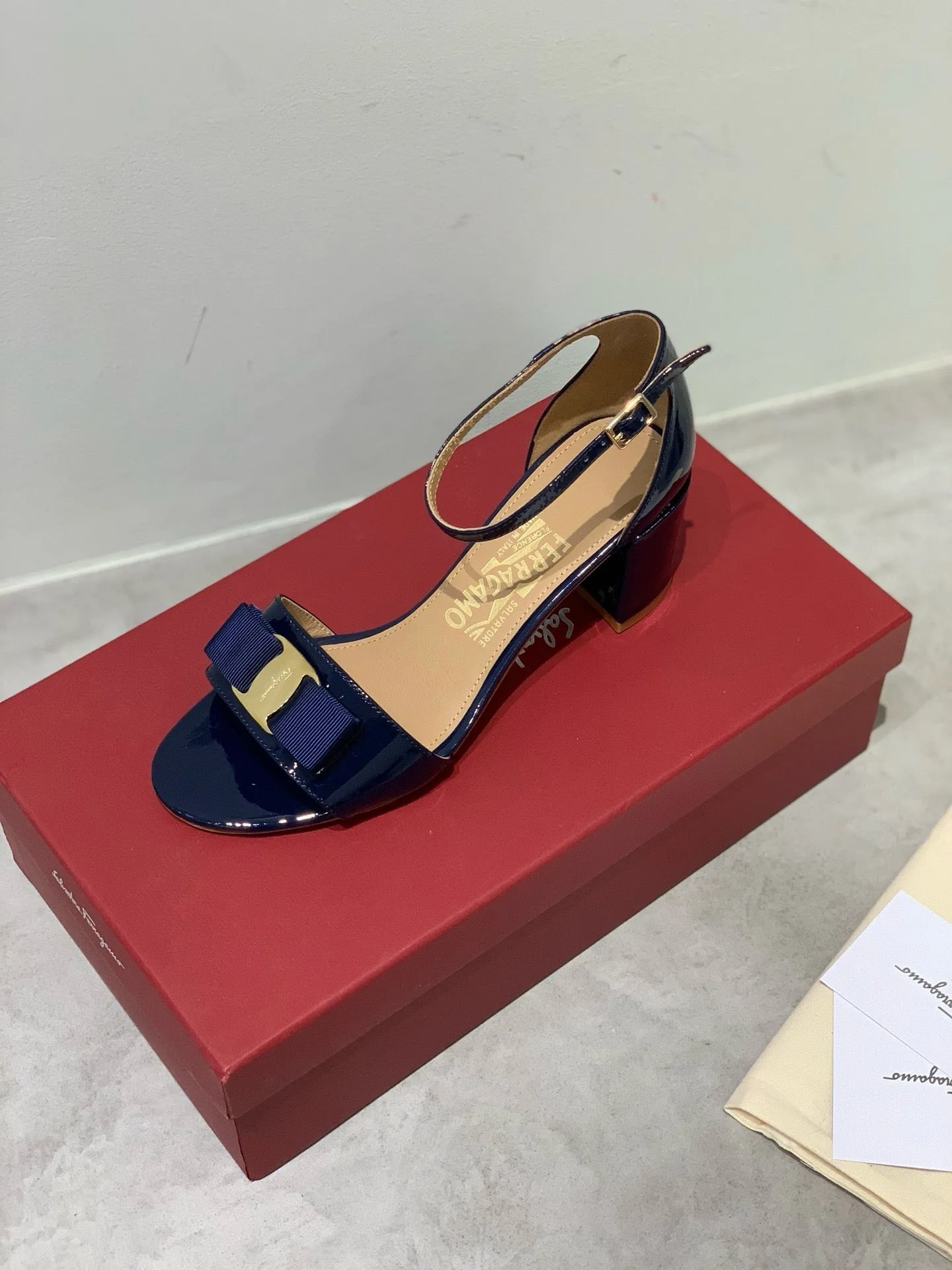 SE1382 Ferragamo Sandals / Size5-11